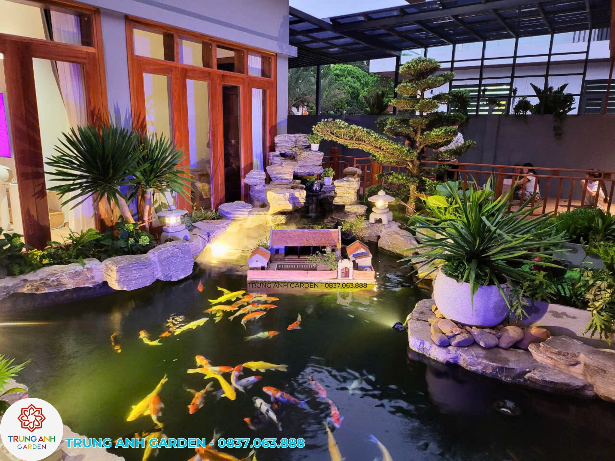 Hồ Cá Koi Đêm Nghệ Thuật